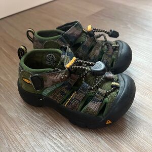 KEEN Newport H2 Green Camo Closed-Toe Kids Water Sandals Size 8